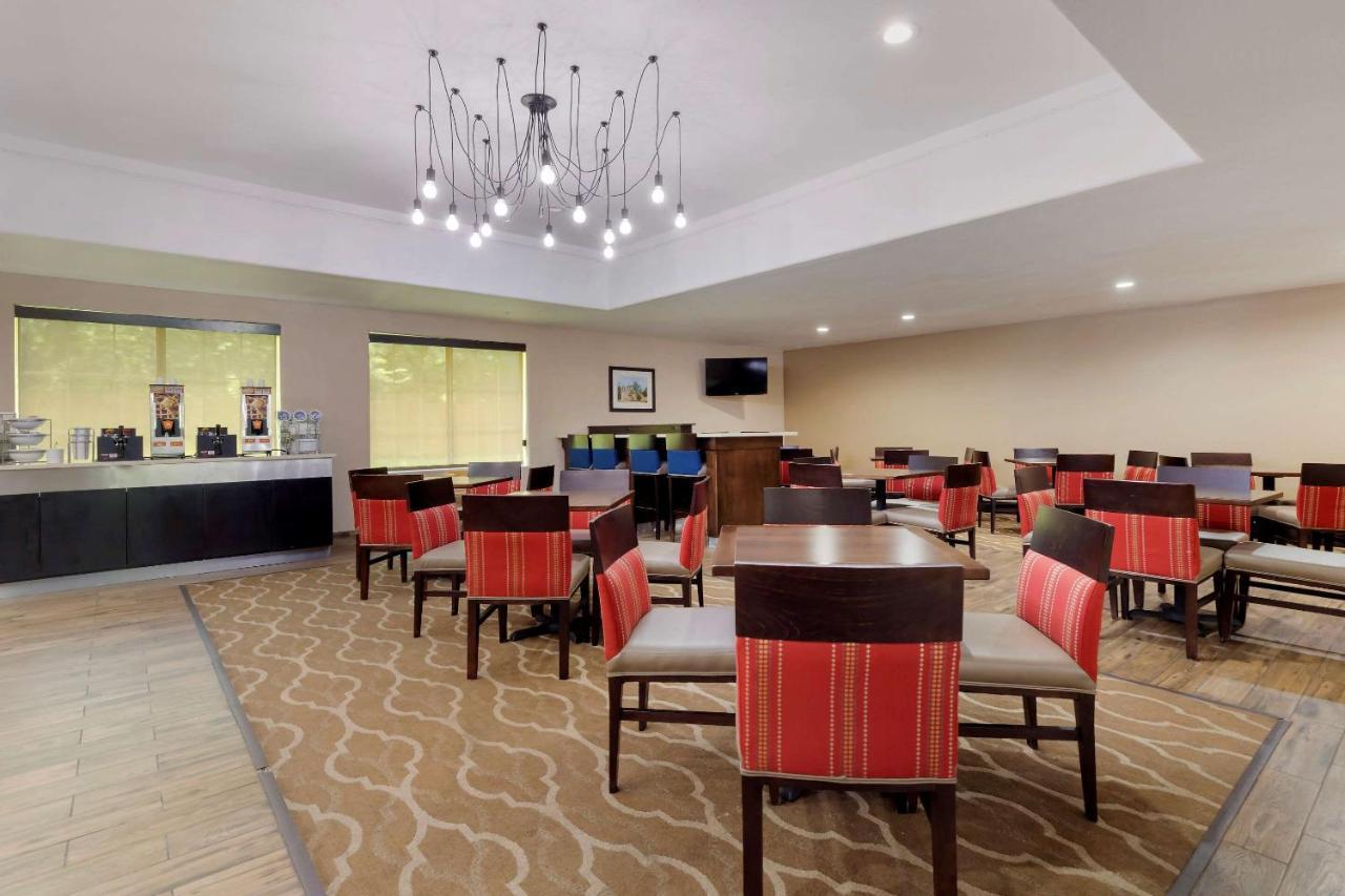 Hotel Comfort & Near Six Flags & Medical Center 3*