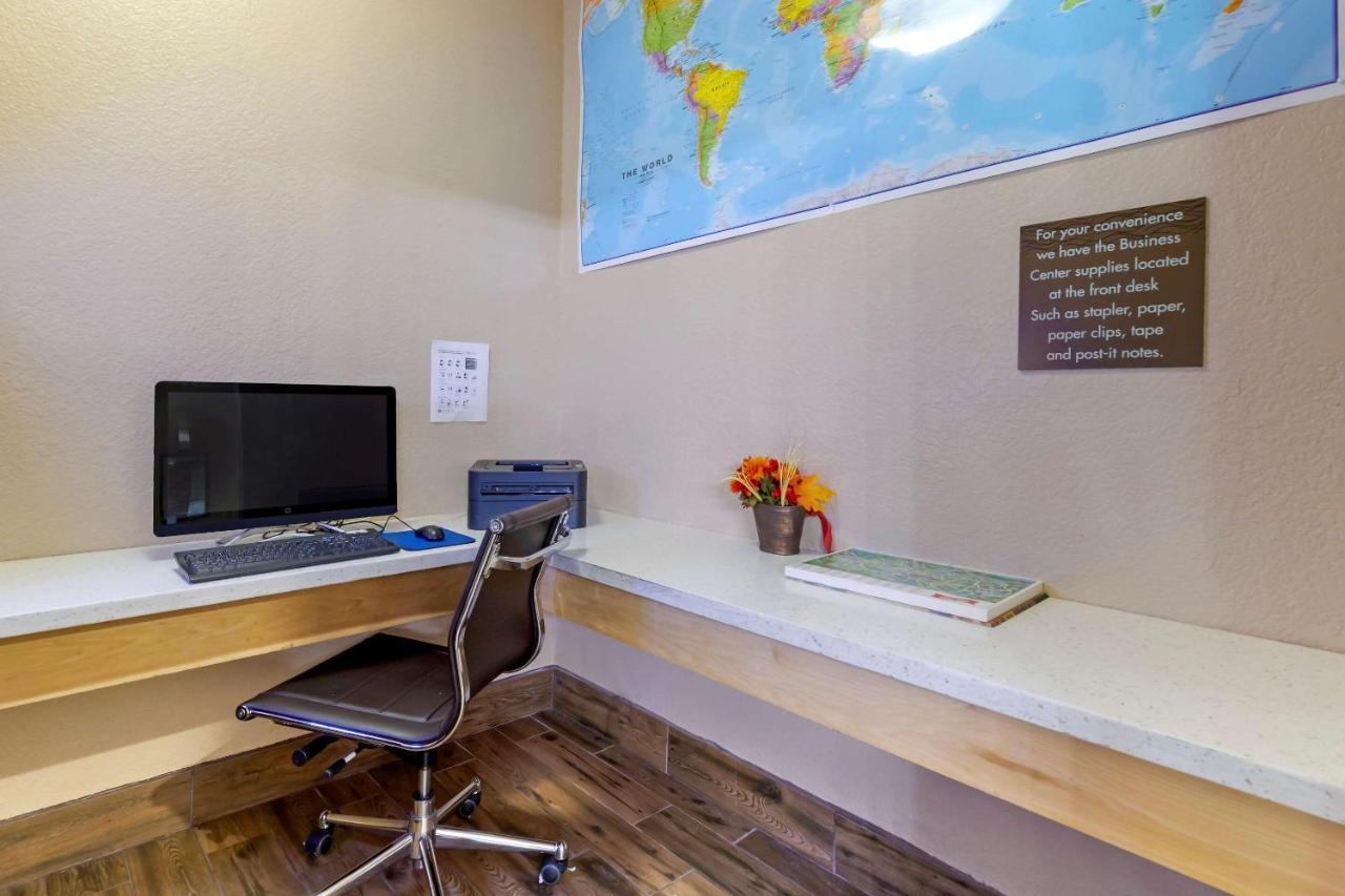 Hotel Comfort & Near Six Flags & Medical Center 3*