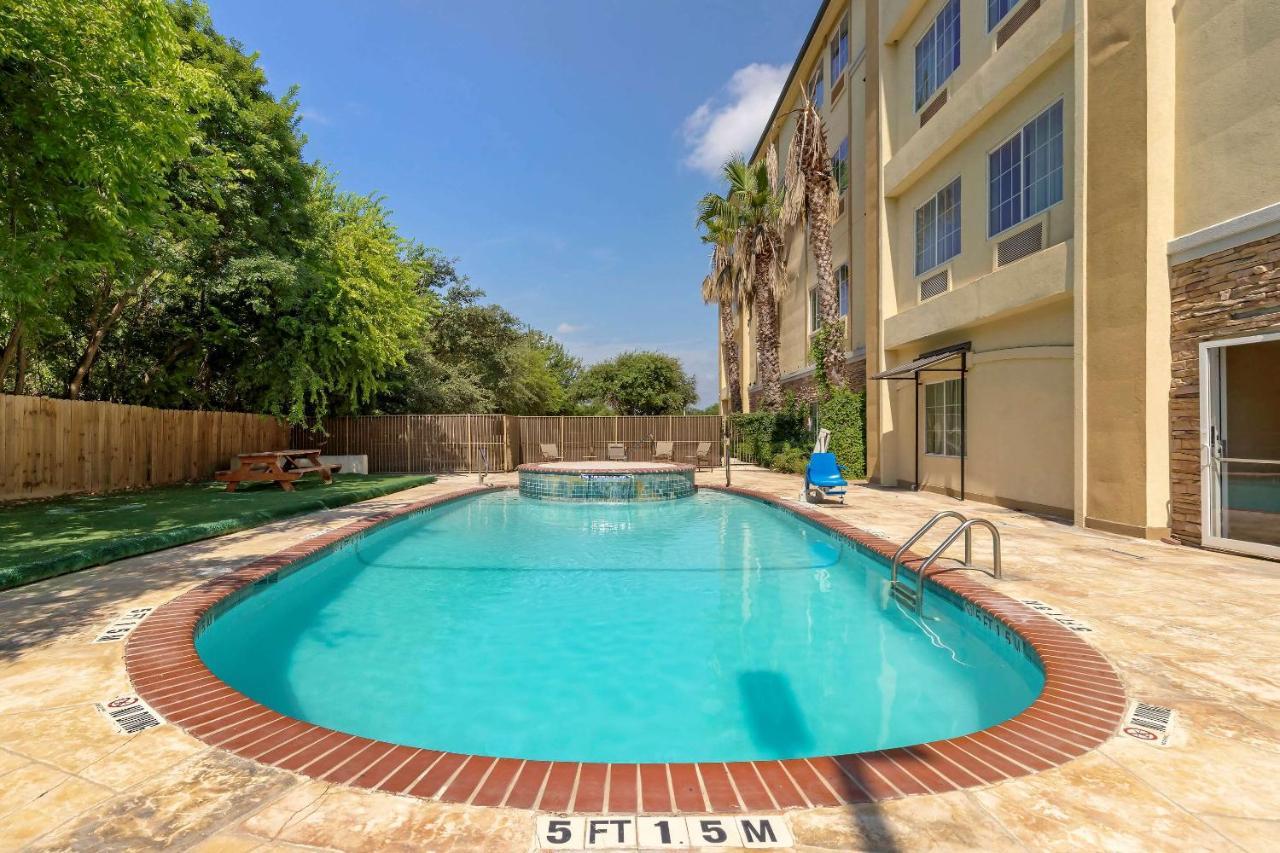 Hotel Comfort & Near Six Flags & Medical Center 3*